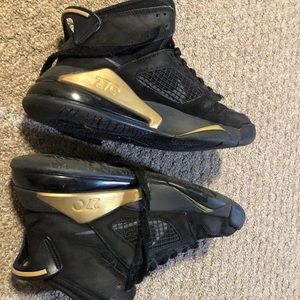 Nike air jordan mars 270 Boys 5Y. Worn but still have life in them. Some wear